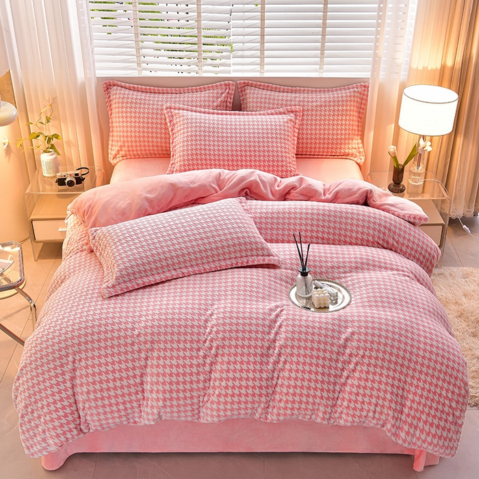 91家纺网 家纺一手货源 找家纺 畅畅家纺 2025新款亲肤舒适冬季保暖8斤重牛奶绒6D雕花绒床单四件套 千鸟格-粉