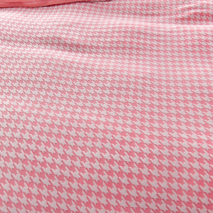 91家纺网 家纺一手货源 找家纺 畅畅家纺 2025新款亲肤舒适冬季保暖8斤重牛奶绒6D雕花绒床单四件套 千鸟格-粉