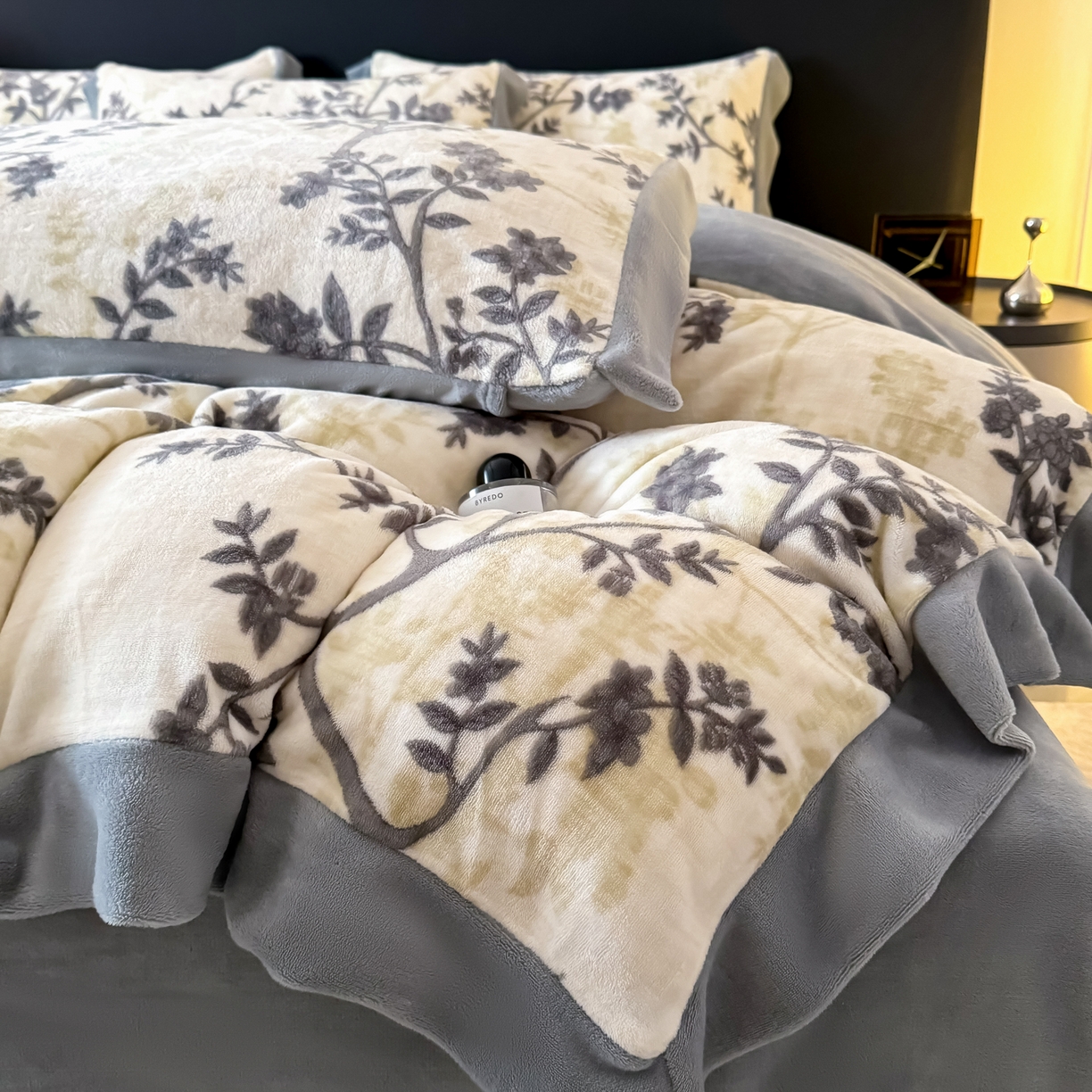 91家纺网 家纺一手货源 找家纺 KA家纺 2025新款秋冬轻奢高克重双拼角牛奶绒四件套 山奈