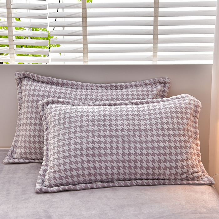 91家纺网 家纺一手货源 找家纺 畅畅家纺 2025新款亲肤舒适冬季保暖8斤重牛奶绒6D雕花绒床单四件套 千鸟格-灰色