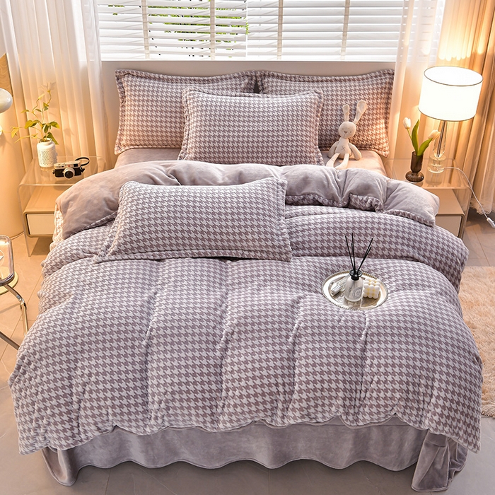 91家纺网 家纺一手货源 找家纺 畅畅家纺 2025新款亲肤舒适冬季保暖8斤重牛奶绒6D雕花绒床单四件套 千鸟格-灰色