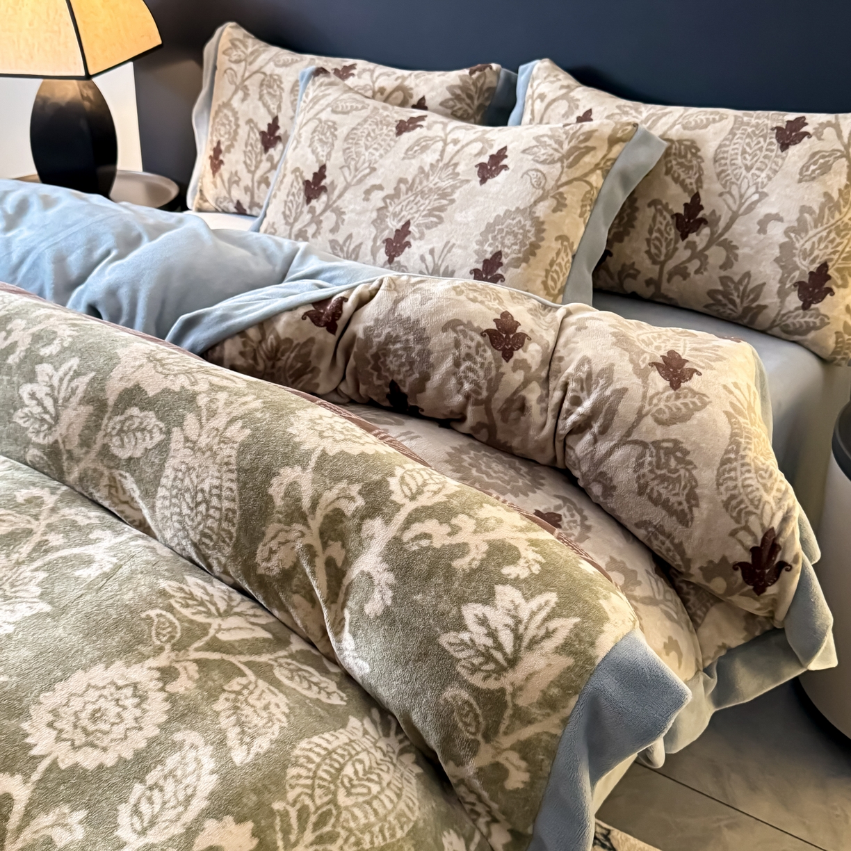 91家纺网 家纺一手货源 找家纺 KA家纺 2025新款秋冬轻奢高克重双拼角牛奶绒四件套 优雅生活