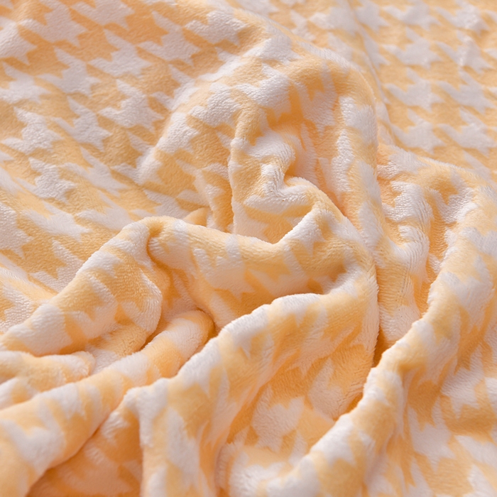 91家纺网 家纺一手货源 找家纺 畅畅家纺 2025新款亲肤舒适冬季保暖8斤重牛奶绒6D雕花绒床单四件套 千鸟格-奶黄