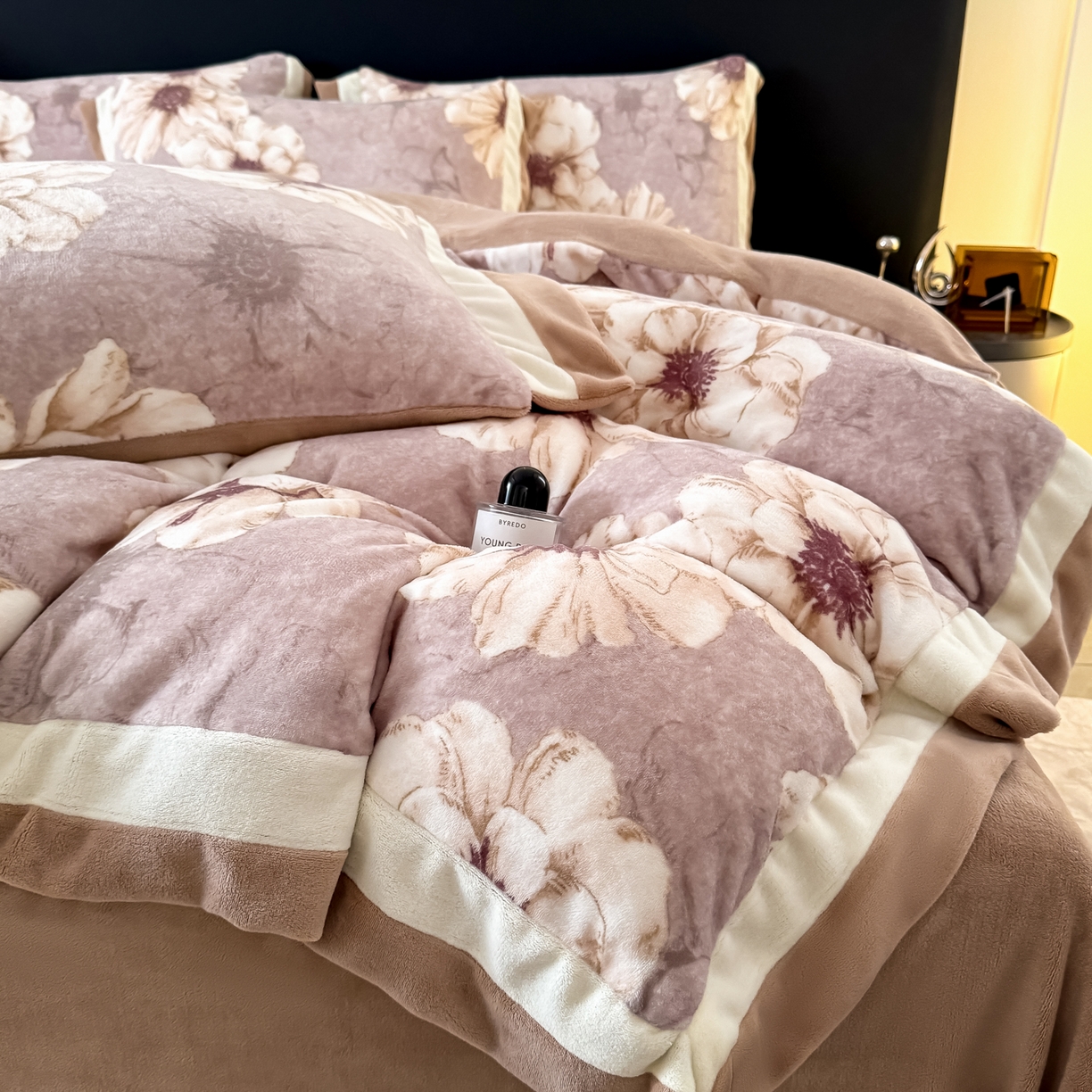 91家纺网 家纺一手货源 找家纺 KA家纺 2025新款秋冬轻奢高克重双拼角牛奶绒四件套 虞美人