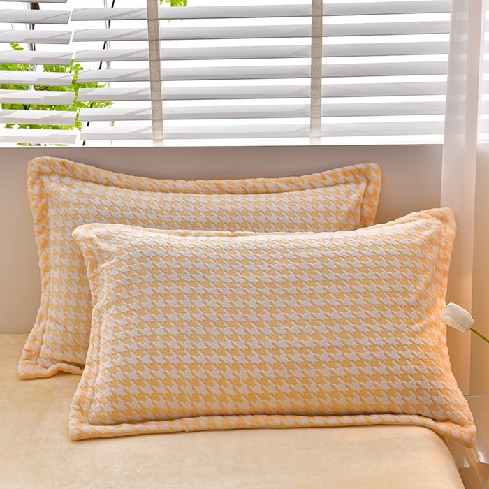 91家纺网 家纺一手货源 找家纺 畅畅家纺 2025新款亲肤舒适冬季保暖8斤重牛奶绒6D雕花绒床单四件套 千鸟格-奶黄