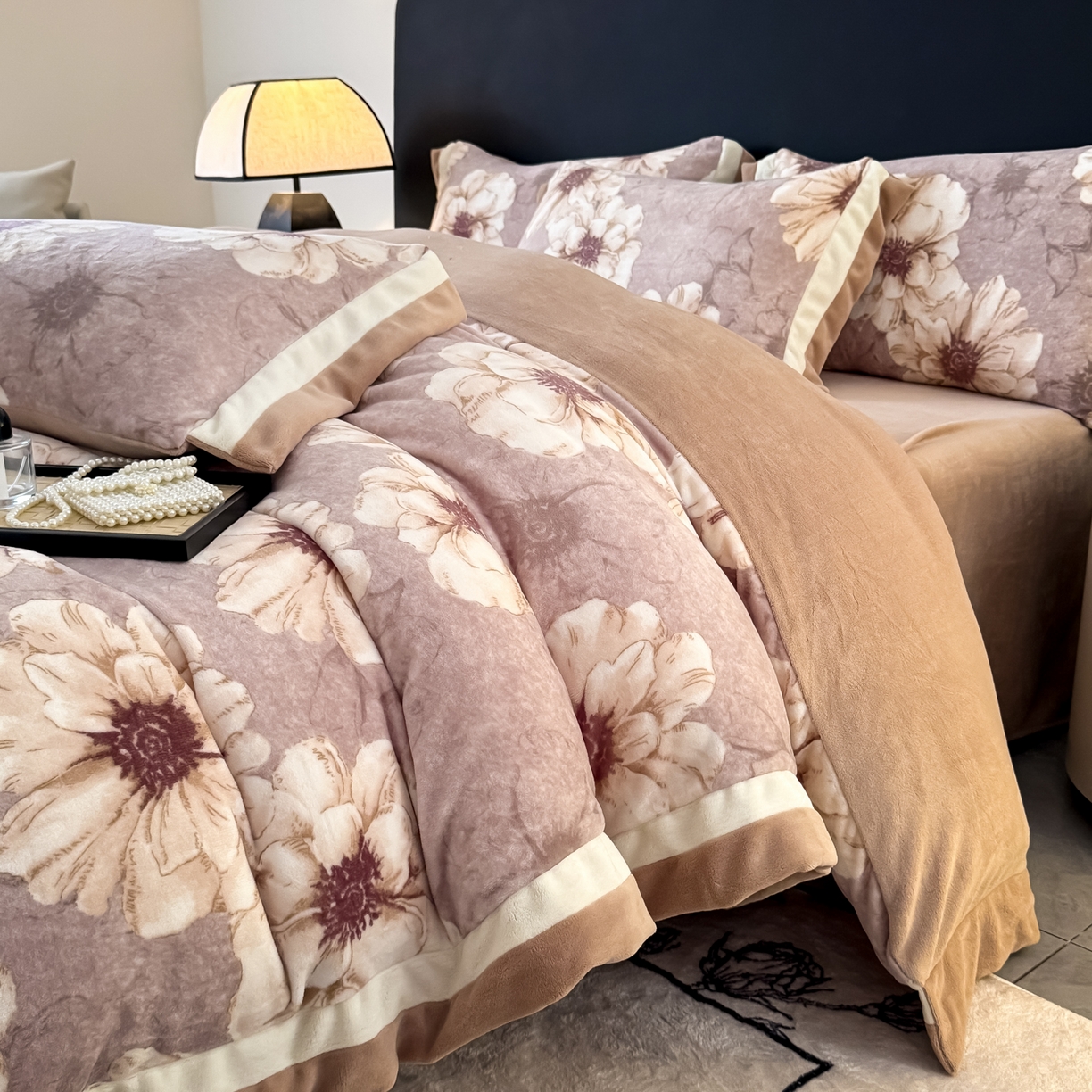 91家纺网 家纺一手货源 找家纺 KA家纺 2025新款秋冬轻奢高克重双拼角牛奶绒四件套 虞美人