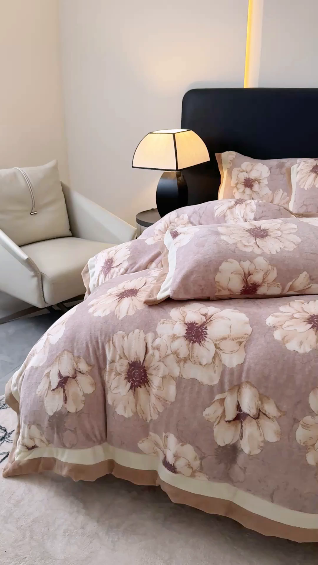 91家纺网 家纺一手货源 找家纺 KA家纺 2025新款秋冬轻奢高克重双拼角牛奶绒四件套 虞美人