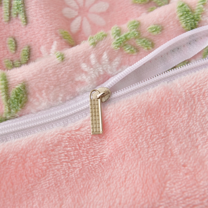 91家纺网 家纺一手货源 找家纺 畅畅家纺 2025新款亲肤舒适冬季保暖8斤重牛奶绒6D雕花绒床单四件套 小雏菊-粉