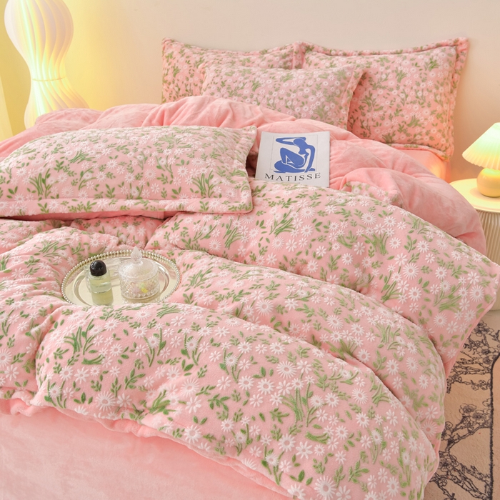 91家纺网 家纺一手货源 找家纺 畅畅家纺 2025新款亲肤舒适冬季保暖8斤重牛奶绒6D雕花绒床单四件套 小雏菊-粉