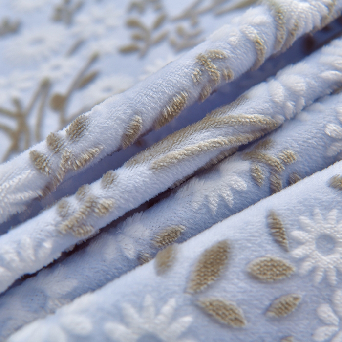 91家纺网 家纺一手货源 找家纺 畅畅家纺 2025新款亲肤舒适冬季保暖8斤重牛奶绒6D雕花绒床单四件套 小雏菊-浅蓝