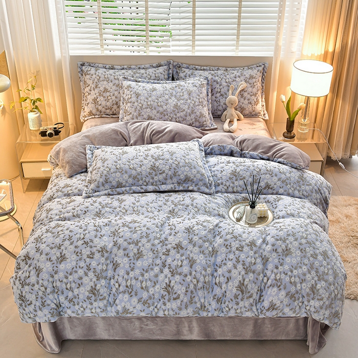 91家纺网 家纺一手货源 找家纺 畅畅家纺 2025新款亲肤舒适冬季保暖8斤重牛奶绒6D雕花绒床单四件套 小雏菊-浅蓝