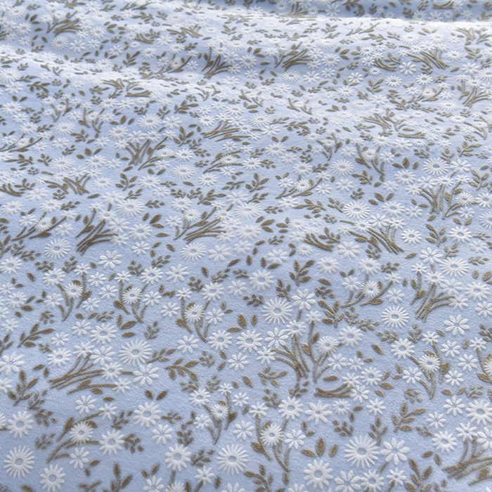 91家纺网 家纺一手货源 找家纺 畅畅家纺 2025新款亲肤舒适冬季保暖8斤重牛奶绒6D雕花绒床单四件套 小雏菊-浅蓝