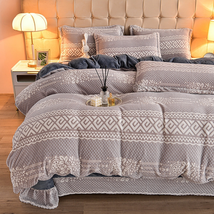 91家纺网 家纺一手货源 找家纺 畅畅家纺 2025新款亲肤舒适冬季保暖8斤重牛奶绒6D雕花绒床单四件套 小方格灰