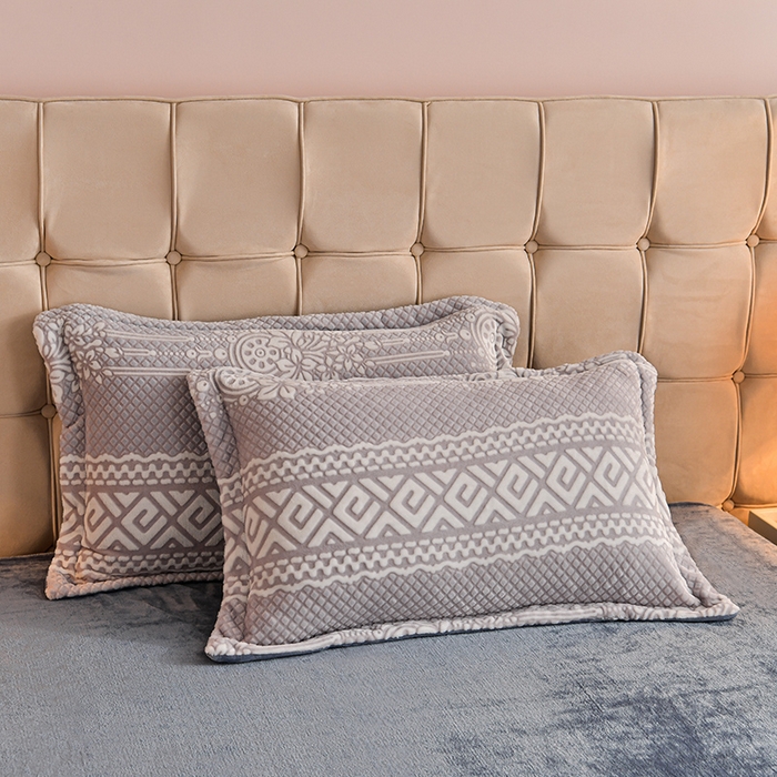 91家纺网 家纺一手货源 找家纺 畅畅家纺 2025新款亲肤舒适冬季保暖8斤重牛奶绒6D雕花绒床单四件套 小方格灰