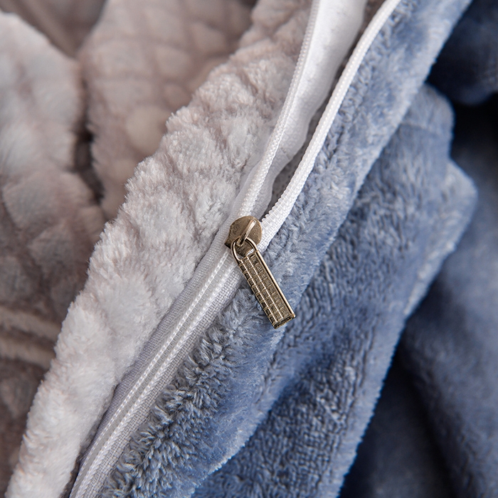 91家纺网 家纺一手货源 找家纺 畅畅家纺 2025新款亲肤舒适冬季保暖8斤重牛奶绒6D雕花绒床单四件套 小方格灰