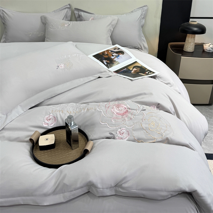 91家纺网 家纺一手货源 找家纺 悦织湾家纺 90克磨毛刺绣纯色四件套2025新款轻奢韩版公主风精致床上用品绣花亲肤水洗棉4件套 遇见-灰色