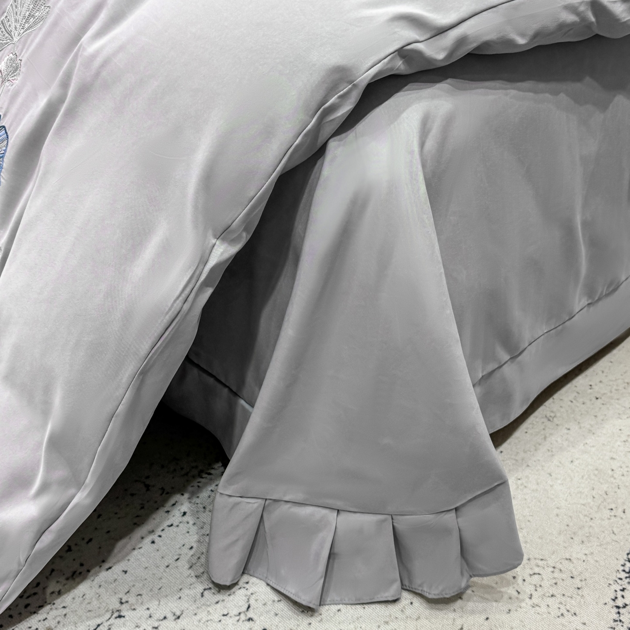 91家纺网 家纺一手货源 找家纺 （总）悦织湾家纺 90克磨毛刺绣纯色四件套2025新款轻奢韩版公主风精致床上用品绣花亲肤水洗棉4件套