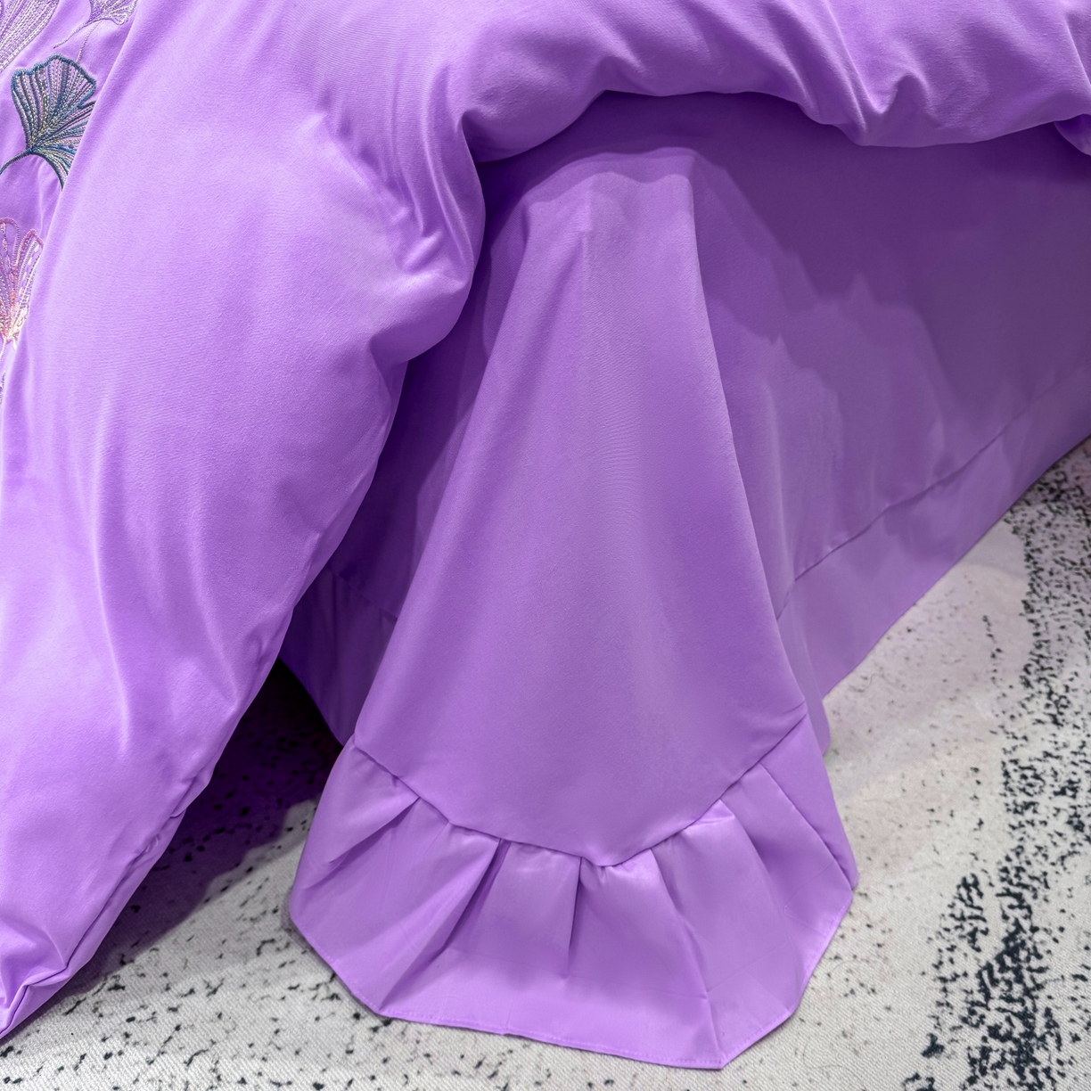 91家纺网 家纺一手货源 找家纺 悦织湾家纺 90克磨毛刺绣纯色四件套2025新款轻奢韩版公主风精致床上用品绣花亲肤水洗棉4件套 新银杏-紫色