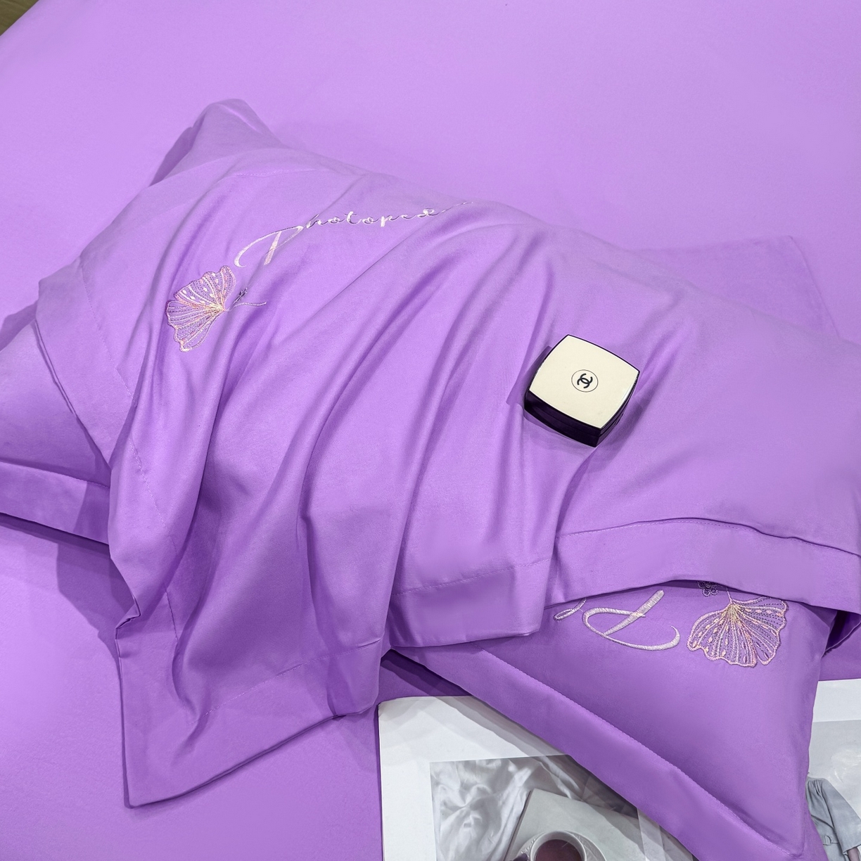 91家纺网 家纺一手货源 找家纺 悦织湾家纺 90克磨毛刺绣纯色四件套2025新款轻奢韩版公主风精致床上用品绣花亲肤水洗棉4件套 新银杏-紫色