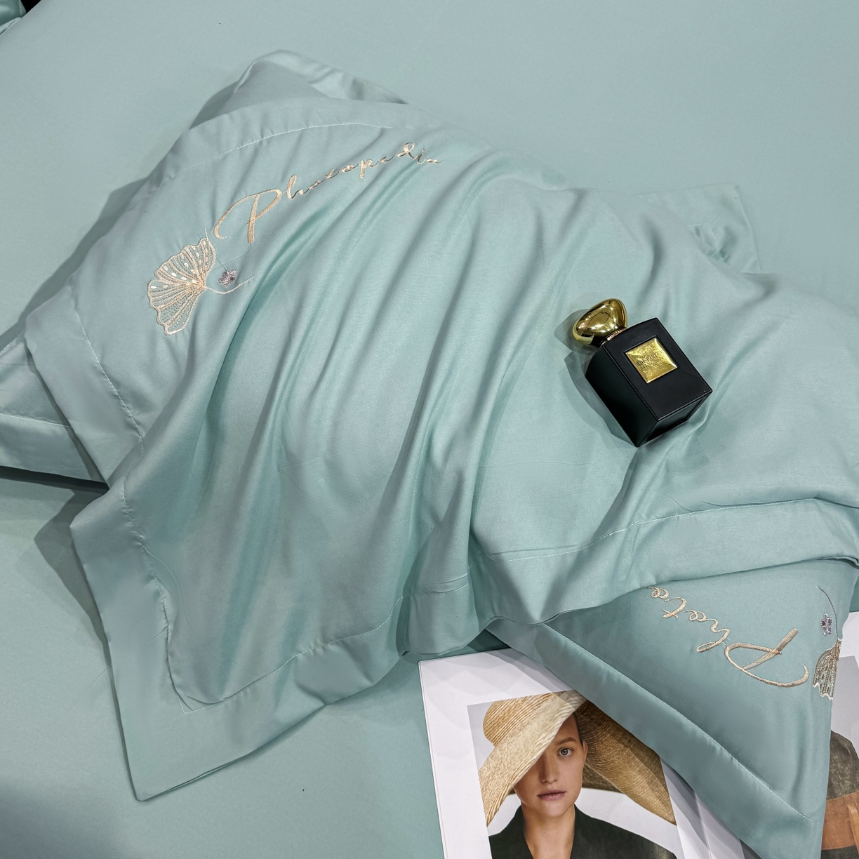 91家纺网 家纺一手货源 找家纺 悦织湾家纺 90克磨毛刺绣纯色四件套2025新款轻奢韩版公主风精致床上用品绣花亲肤水洗棉4件套 新银杏-湖蓝