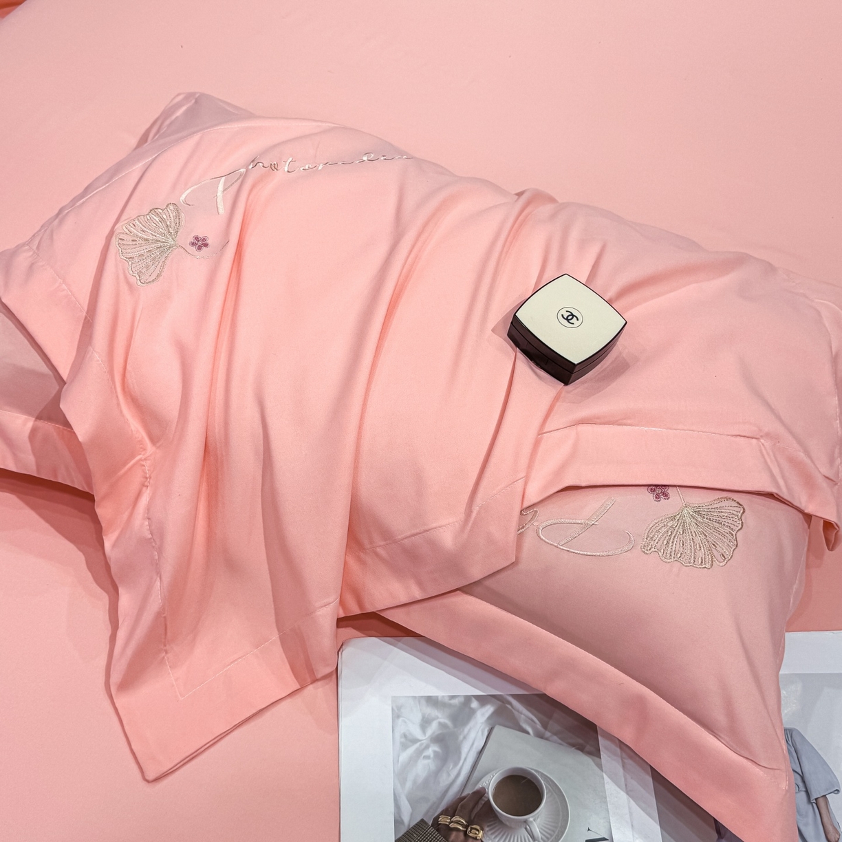 91家纺网 家纺一手货源 找家纺 悦织湾家纺 90克磨毛刺绣纯色四件套2025新款轻奢韩版公主风精致床上用品绣花亲肤水洗棉4件套 新银杏-玉色