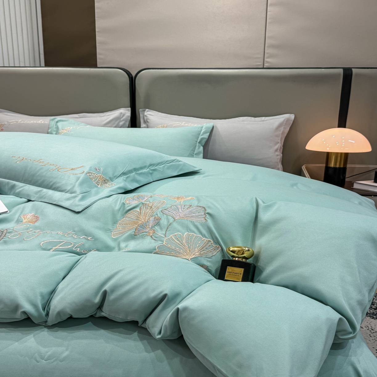 91家纺网 家纺一手货源 找家纺 悦织湾家纺 90克磨毛刺绣纯色四件套2025新款轻奢韩版公主风精致床上用品绣花亲肤水洗棉4件套 新银杏-湖蓝