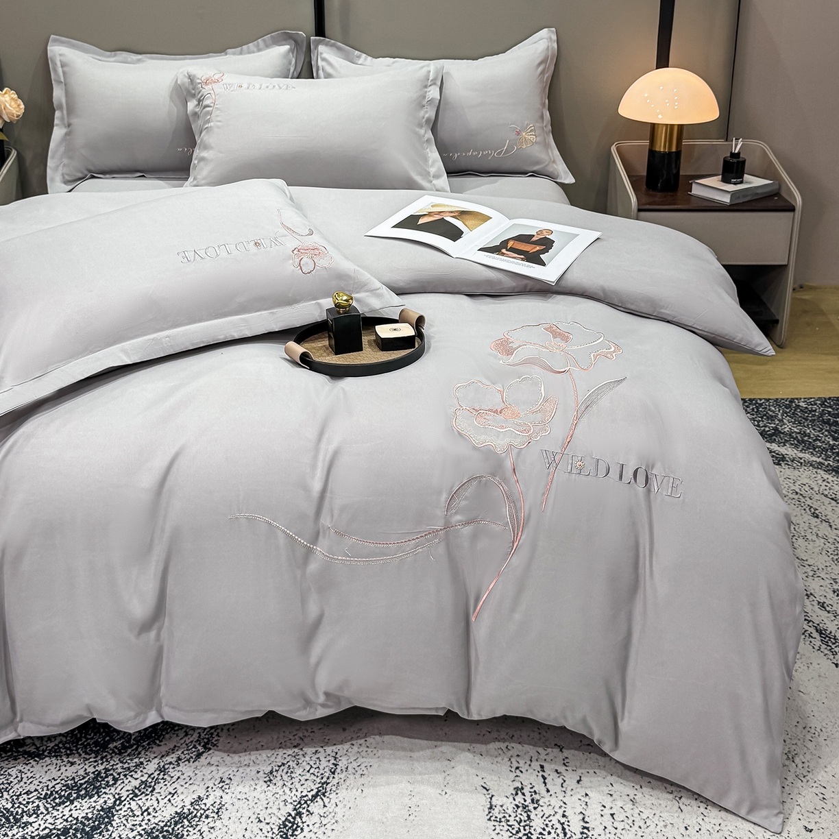 91家纺网 家纺一手货源 找家纺 悦织湾家纺 90克磨毛刺绣纯色四件套2025新款轻奢韩版公主风精致床上用品绣花亲肤水洗棉4件套 诗诺-浅灰