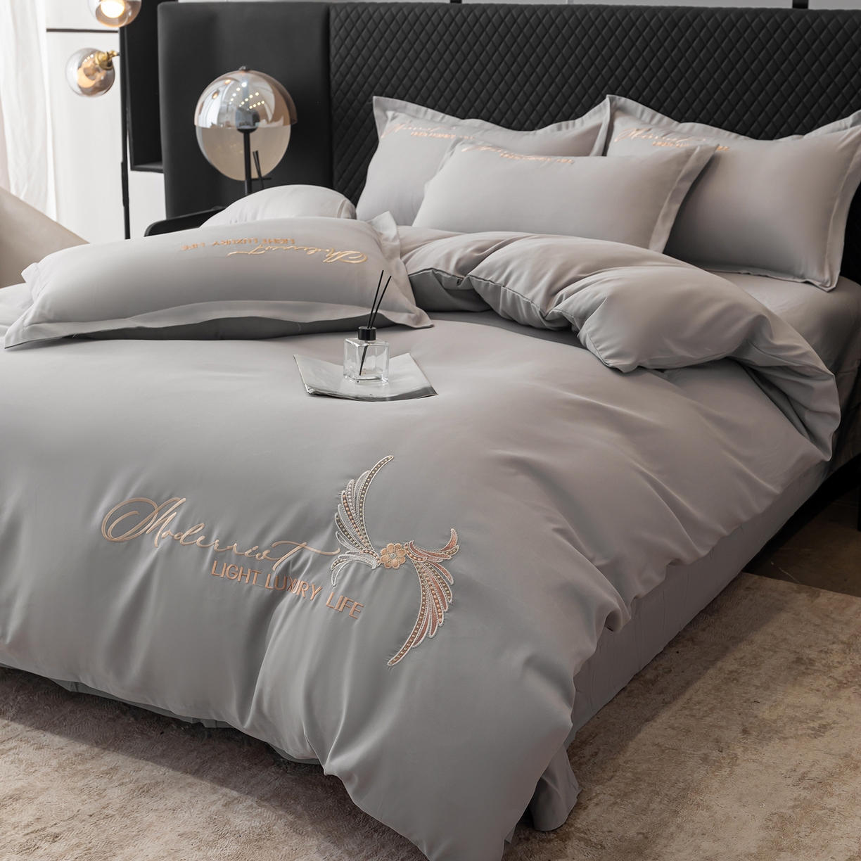 91家纺网 家纺一手货源 找家纺 悦织湾家纺 90克磨毛刺绣纯色四件套2025新款轻奢韩版公主风精致床上用品绣花亲肤水洗棉4件套 宽境-浅灰