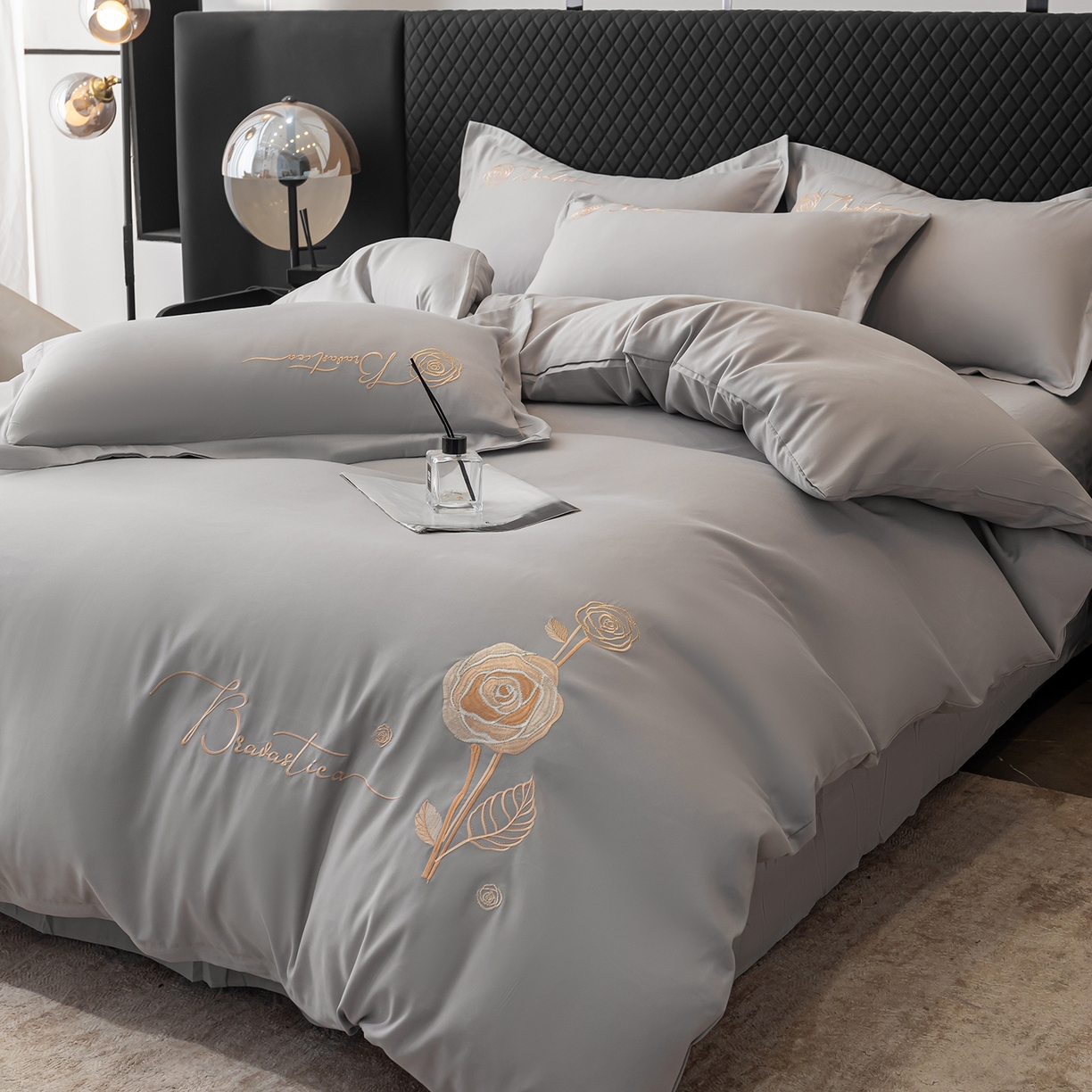 91家纺网 家纺一手货源 找家纺 悦织湾家纺 90克磨毛刺绣纯色四件套2025新款轻奢韩版公主风精致床上用品绣花亲肤水洗棉4件套 锐莎-浅灰