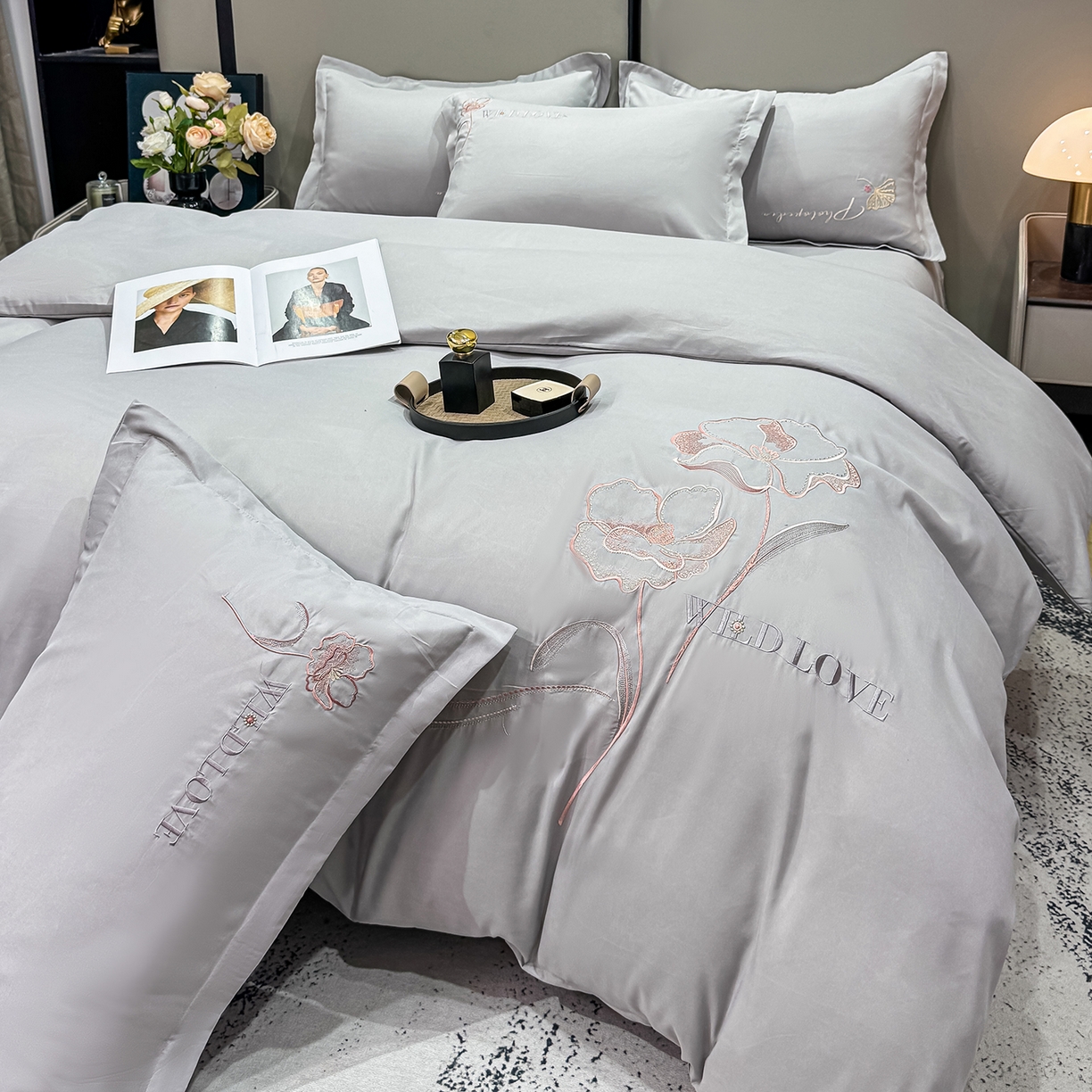 91家纺网 家纺一手货源 找家纺 悦织湾家纺 90克磨毛刺绣纯色四件套2025新款轻奢韩版公主风精致床上用品绣花亲肤水洗棉4件套 诗诺-浅灰