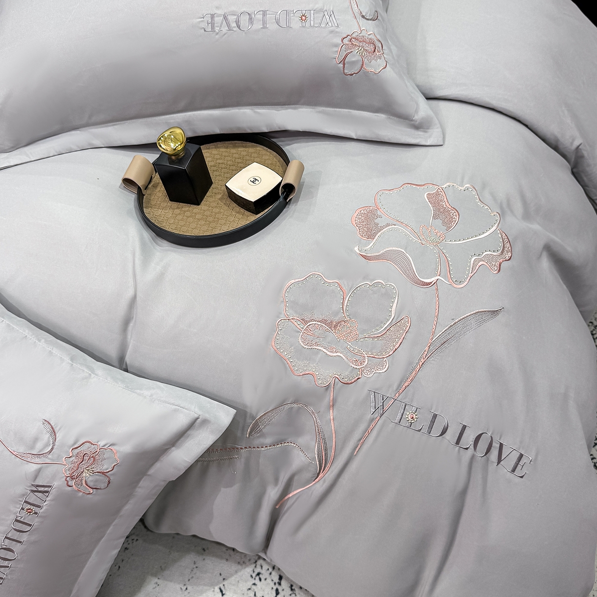 91家纺网 家纺一手货源 找家纺 悦织湾家纺 90克磨毛刺绣纯色四件套2025新款轻奢韩版公主风精致床上用品绣花亲肤水洗棉4件套 诗诺-浅灰