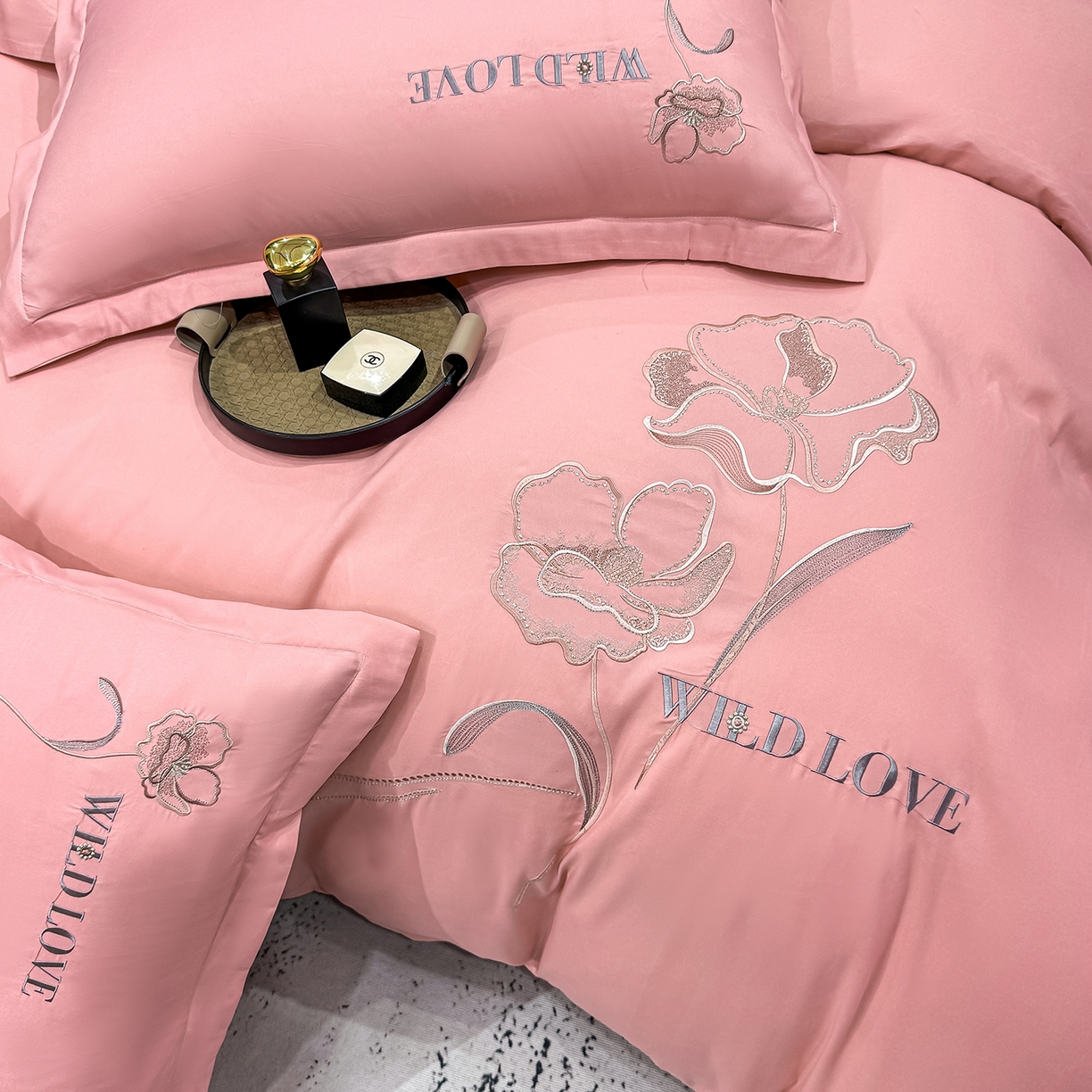 91家纺网 家纺一手货源 找家纺 悦织湾家纺 90克磨毛刺绣纯色四件套2025新款轻奢韩版公主风精致床上用品绣花亲肤水洗棉4件套 诗诺-玉色