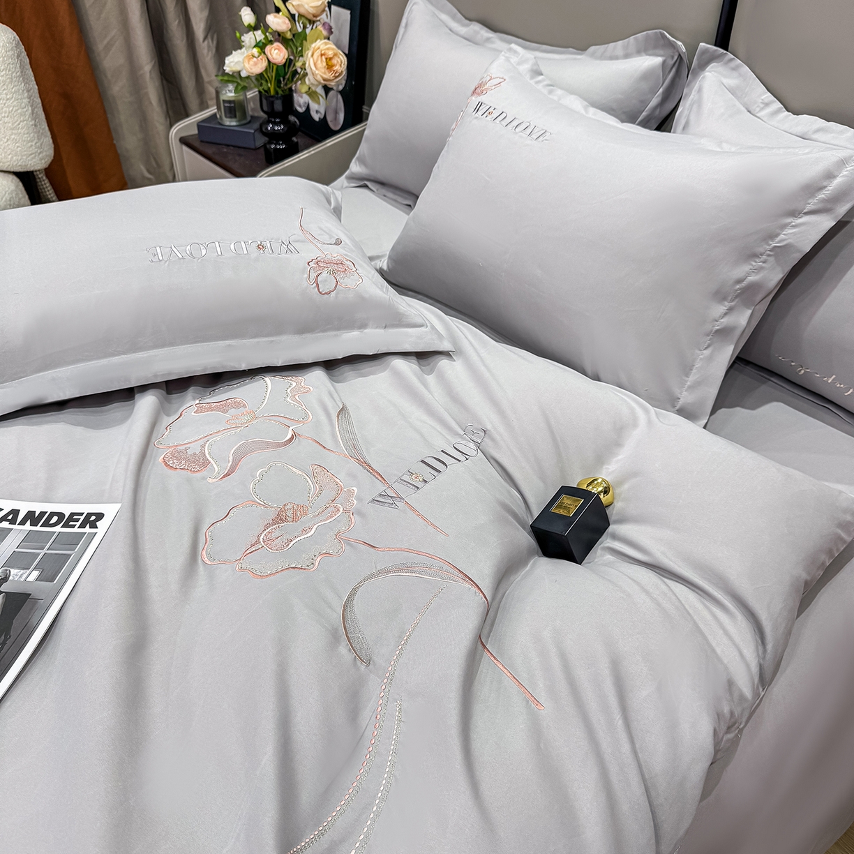 91家纺网 家纺一手货源 找家纺 悦织湾家纺 90克磨毛刺绣纯色四件套2025新款轻奢韩版公主风精致床上用品绣花亲肤水洗棉4件套 诗诺-浅灰