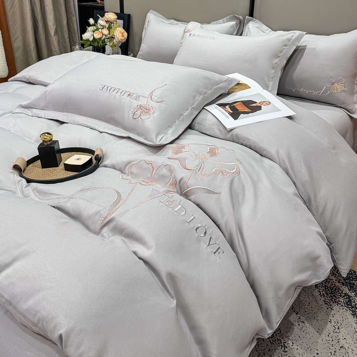 91家纺网 家纺一手货源 找家纺 悦织湾家纺 90克磨毛刺绣纯色四件套2025新款轻奢韩版公主风精致床上用品绣花亲肤水洗棉4件套 诗诺-浅灰