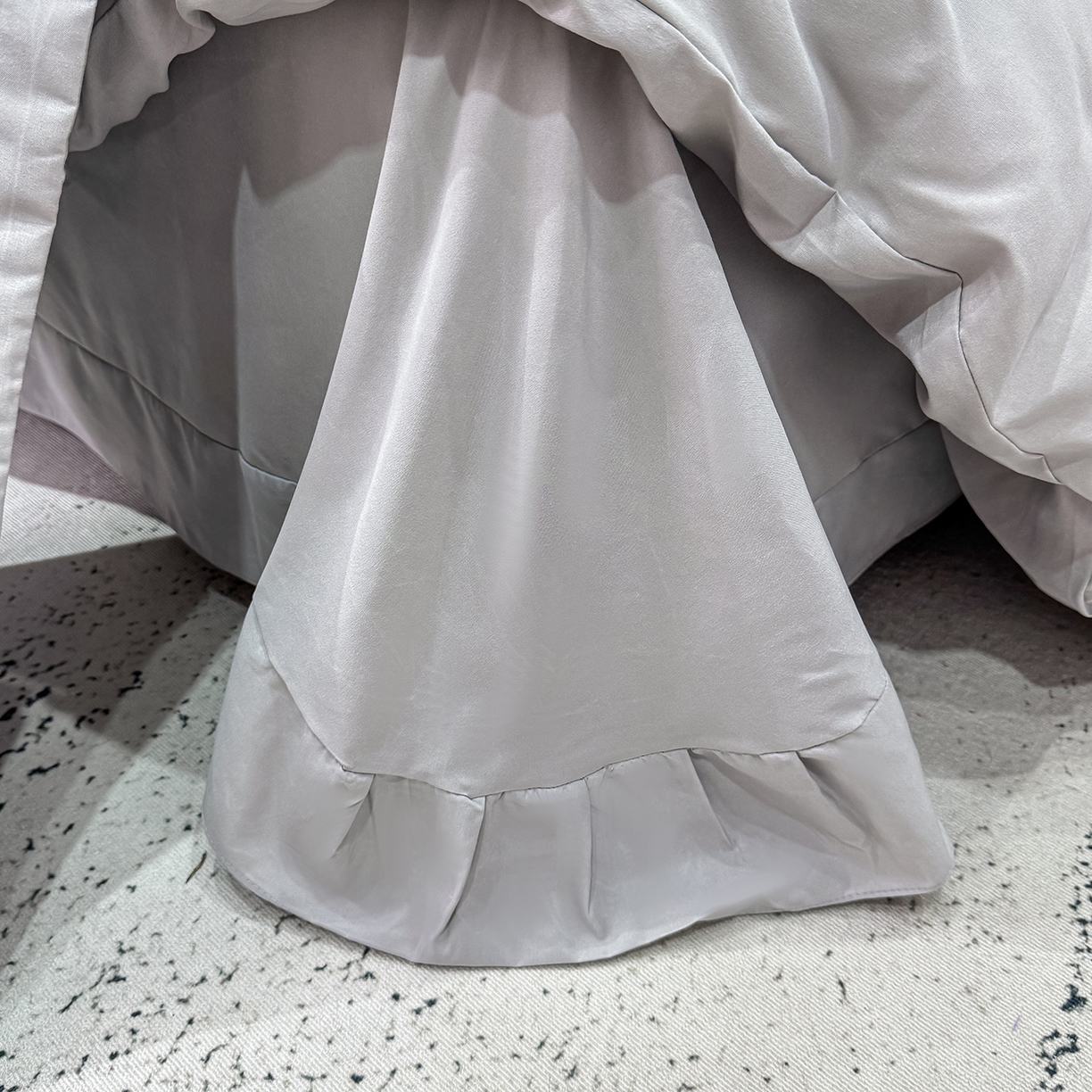 91家纺网 家纺一手货源 找家纺 悦织湾家纺 90克磨毛刺绣纯色四件套2025新款轻奢韩版公主风精致床上用品绣花亲肤水洗棉4件套 诗诺-浅灰