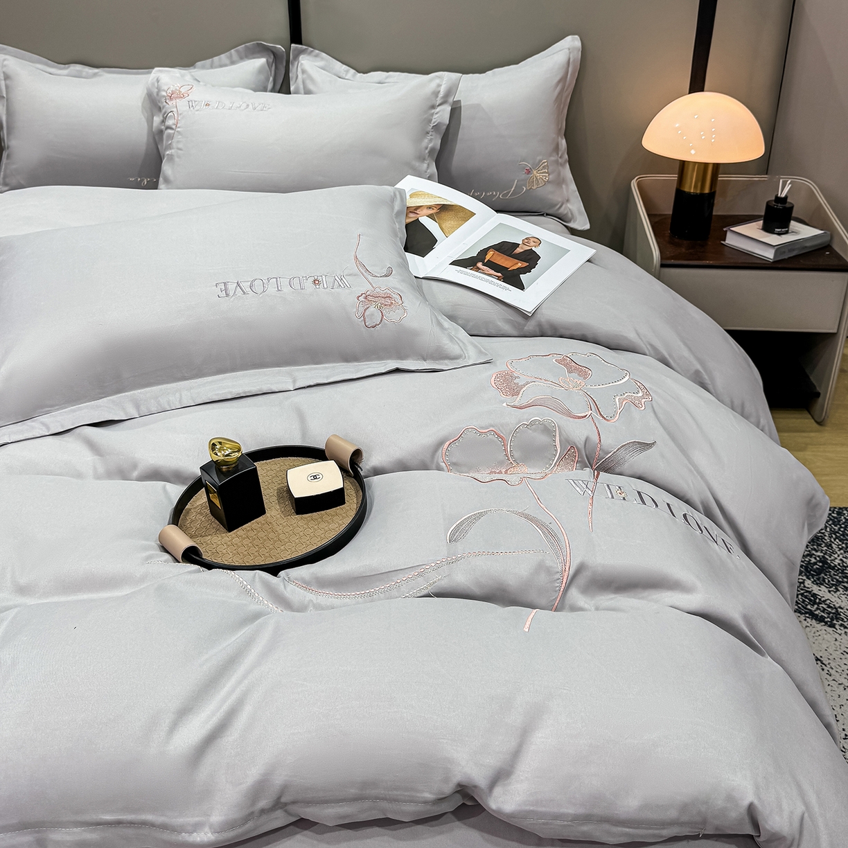 91家纺网 家纺一手货源 找家纺 悦织湾家纺 90克磨毛刺绣纯色四件套2025新款轻奢韩版公主风精致床上用品绣花亲肤水洗棉4件套 诗诺-浅灰