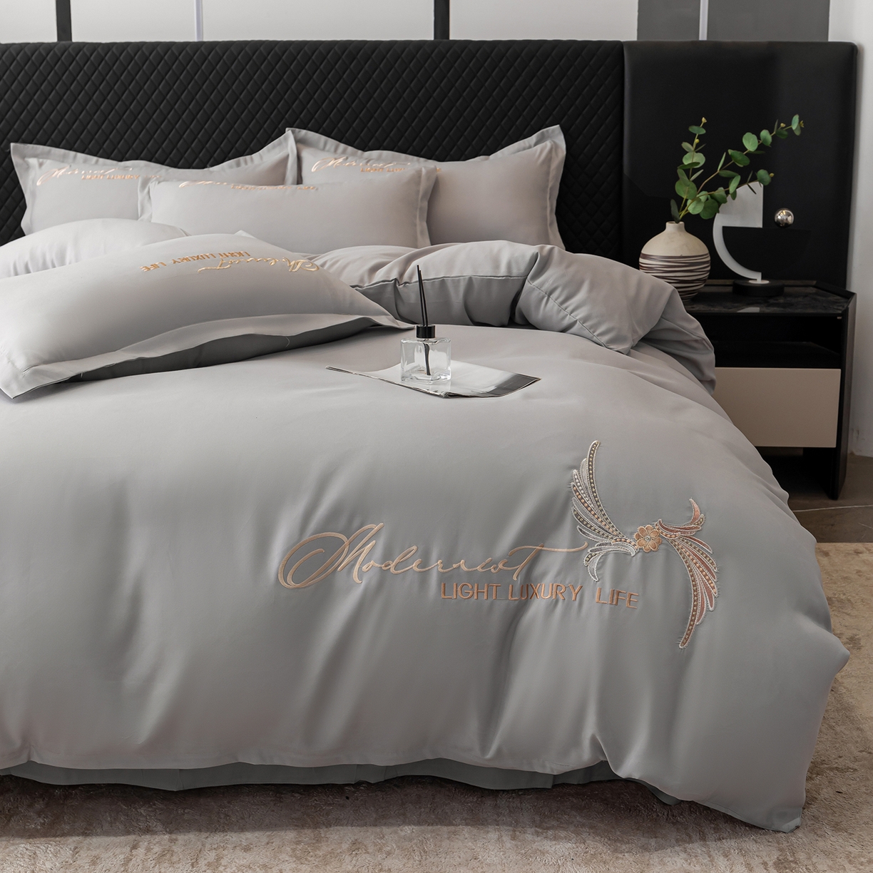 91家纺网 家纺一手货源 找家纺 悦织湾家纺 90克磨毛刺绣纯色四件套2025新款轻奢韩版公主风精致床上用品绣花亲肤水洗棉4件套 宽境-浅灰