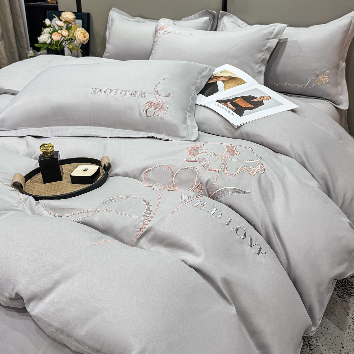 91家纺网 家纺一手货源 找家纺 悦织湾家纺 90克磨毛刺绣纯色四件套2025新款轻奢韩版公主风精致床上用品绣花亲肤水洗棉4件套 诗诺-浅灰