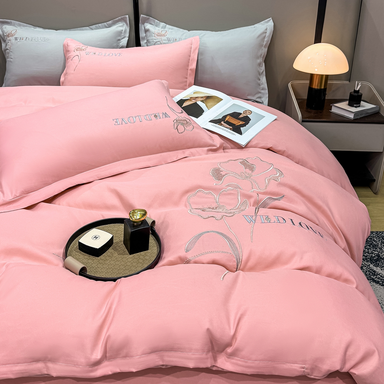 91家纺网 家纺一手货源 找家纺 悦织湾家纺 90克磨毛刺绣纯色四件套2025新款轻奢韩版公主风精致床上用品绣花亲肤水洗棉4件套 诗诺-玉色