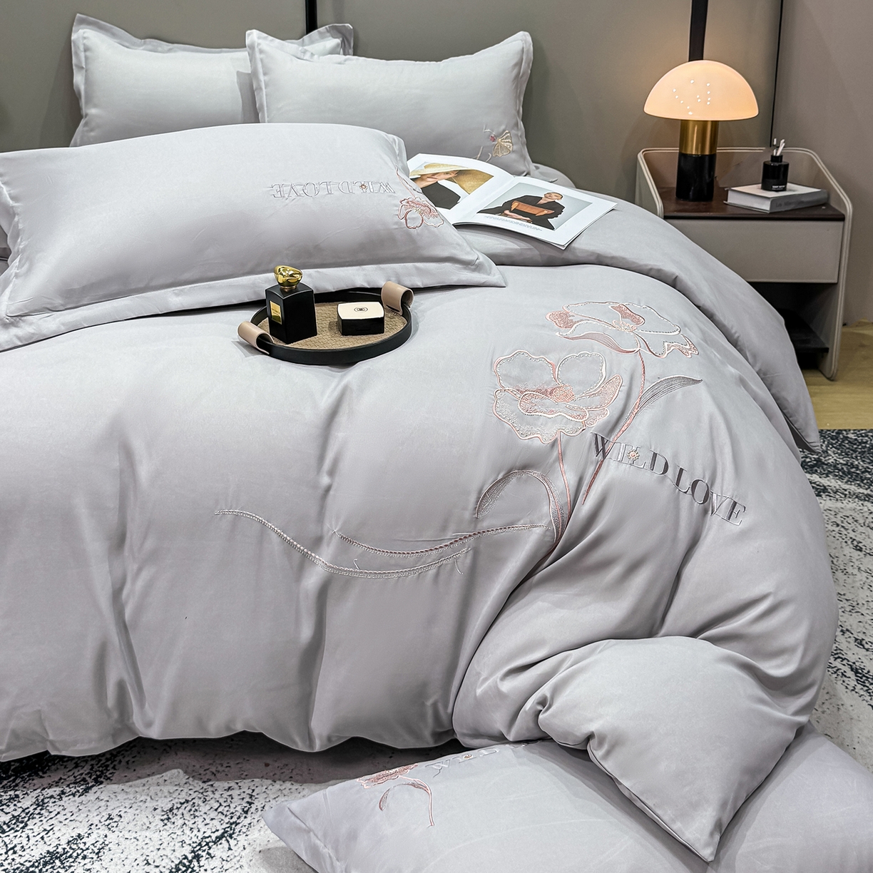 91家纺网 家纺一手货源 找家纺 悦织湾家纺 90克磨毛刺绣纯色四件套2025新款轻奢韩版公主风精致床上用品绣花亲肤水洗棉4件套 诗诺-浅灰