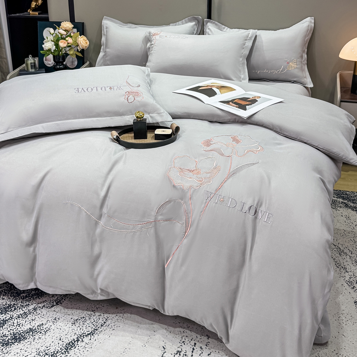 91家纺网 家纺一手货源 找家纺 悦织湾家纺 90克磨毛刺绣纯色四件套2025新款轻奢韩版公主风精致床上用品绣花亲肤水洗棉4件套 诗诺-浅灰