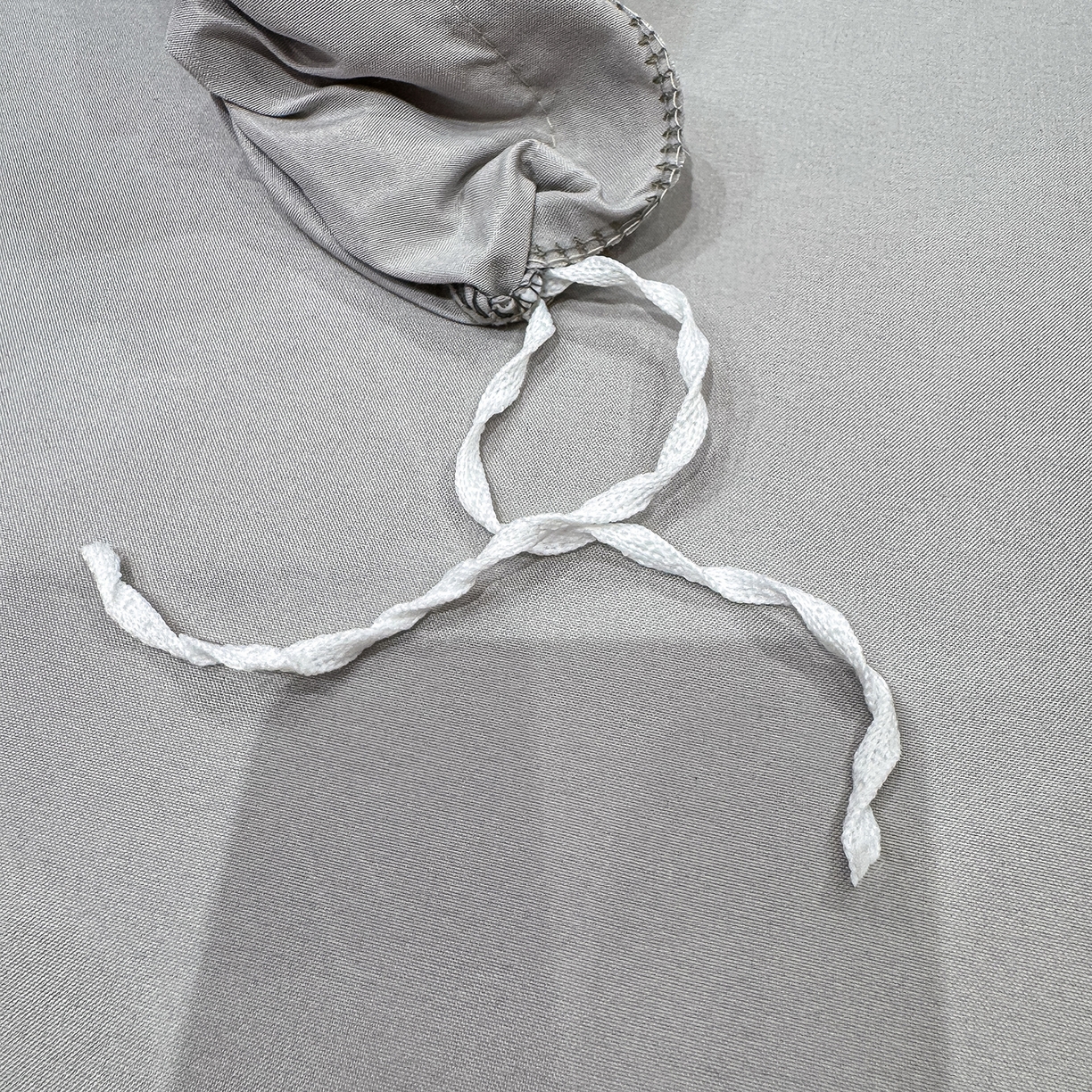 91家纺网 家纺一手货源 找家纺 悦织湾家纺 90克磨毛刺绣纯色四件套2025新款轻奢韩版公主风精致床上用品绣花亲肤水洗棉4件套 诗诺-浅灰