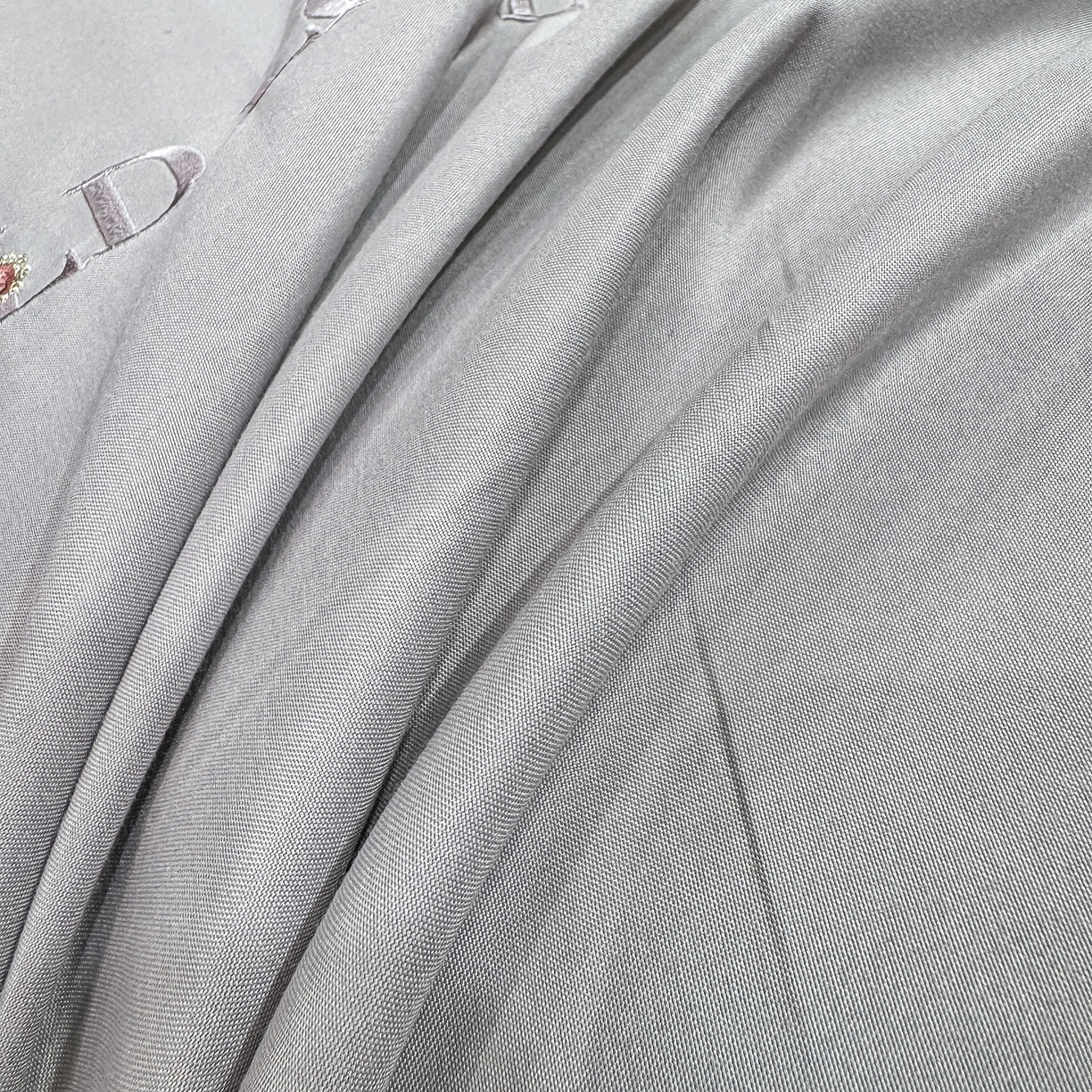 91家纺网 家纺一手货源 找家纺 悦织湾家纺 90克磨毛刺绣纯色四件套2025新款轻奢韩版公主风精致床上用品绣花亲肤水洗棉4件套 诗诺-浅灰