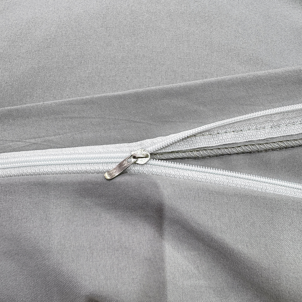 91家纺网 家纺一手货源 找家纺 悦织湾家纺 90克磨毛刺绣纯色四件套2025新款轻奢韩版公主风精致床上用品绣花亲肤水洗棉4件套 诗诺-浅灰