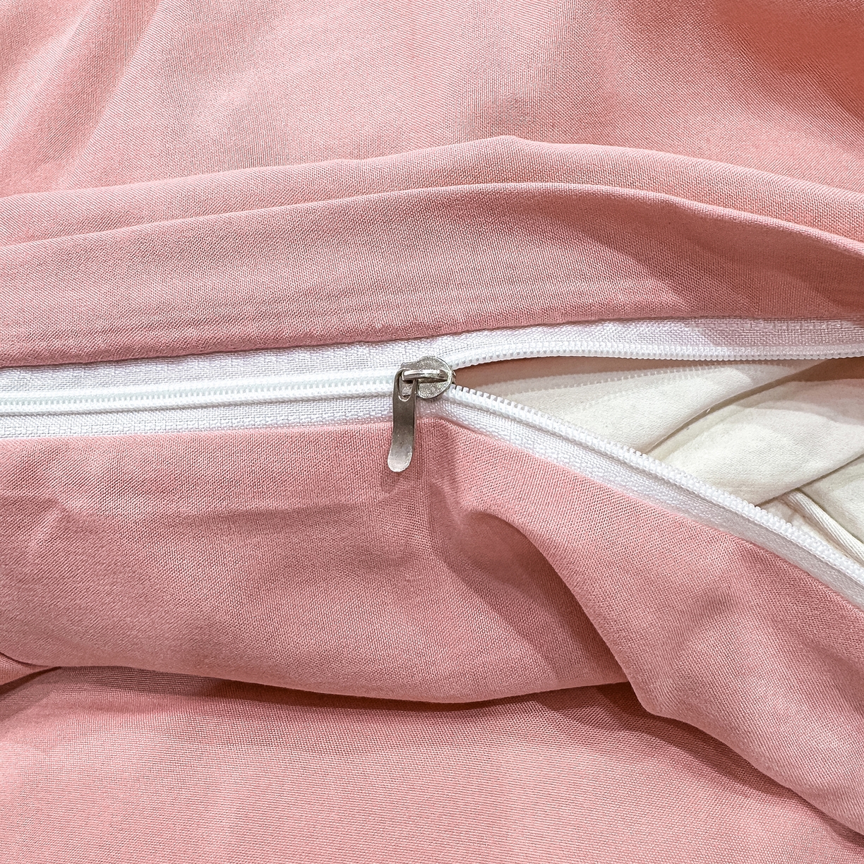 91家纺网 家纺一手货源 找家纺 悦织湾家纺 90克磨毛刺绣纯色四件套2025新款轻奢韩版公主风精致床上用品绣花亲肤水洗棉4件套 诗诺-玉色