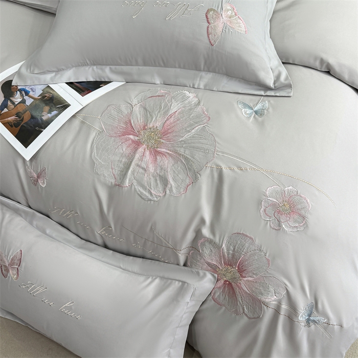 91家纺网 家纺一手货源 找家纺 悦织湾家纺 90克磨毛刺绣纯色四件套2025新款轻奢韩版公主风精致床上用品绣花亲肤水洗棉4件套 琪亚娜-灰色