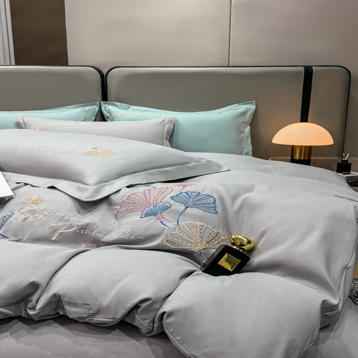 91家纺网 家纺一手货源 找家纺 悦织湾家纺 90克磨毛刺绣纯色四件套2025新款轻奢韩版公主风精致床上用品绣花亲肤水洗棉4件套 新银杏-浅灰