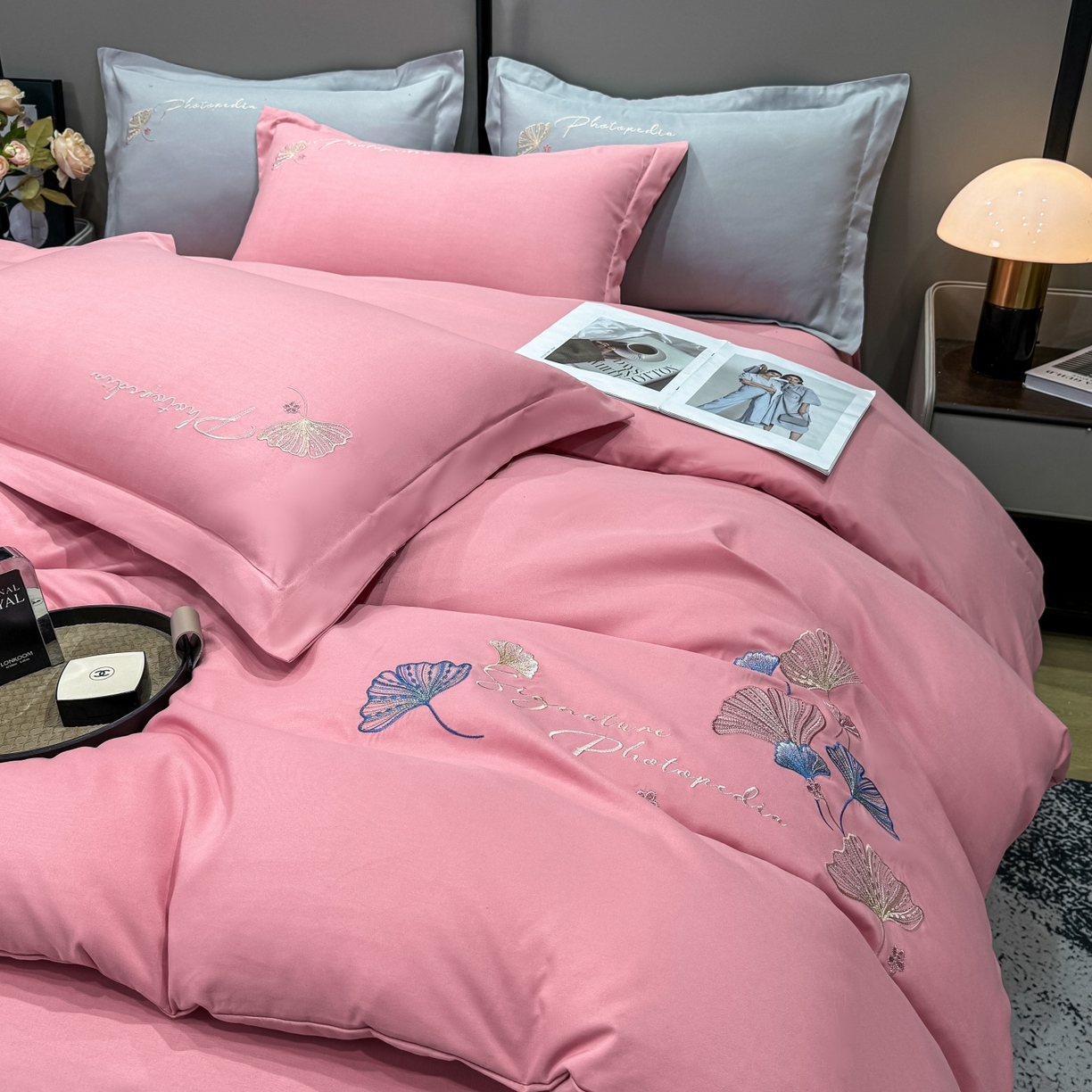 91家纺网 家纺一手货源 找家纺 悦织湾家纺 90克磨毛刺绣纯色四件套2025新款轻奢韩版公主风精致床上用品绣花亲肤水洗棉4件套 新银杏-粉色