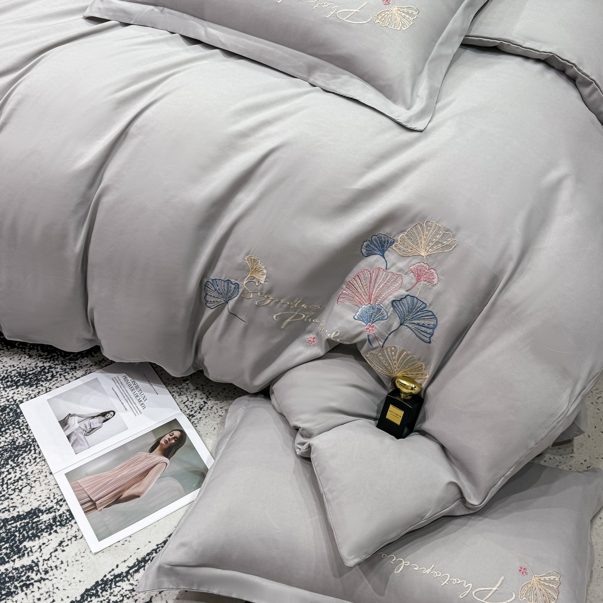 91家纺网 家纺一手货源 找家纺 悦织湾家纺 90克磨毛刺绣纯色四件套2025新款轻奢韩版公主风精致床上用品绣花亲肤水洗棉4件套 新银杏-浅灰