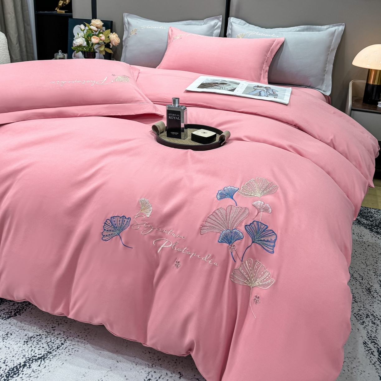 91家纺网 家纺一手货源 找家纺 悦织湾家纺 90克磨毛刺绣纯色四件套2025新款轻奢韩版公主风精致床上用品绣花亲肤水洗棉4件套 新银杏-粉色